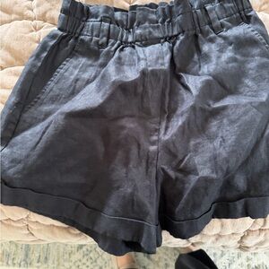 Banana Republic Black Elastic-Waist Linen-Blend Shorts set comes with the top